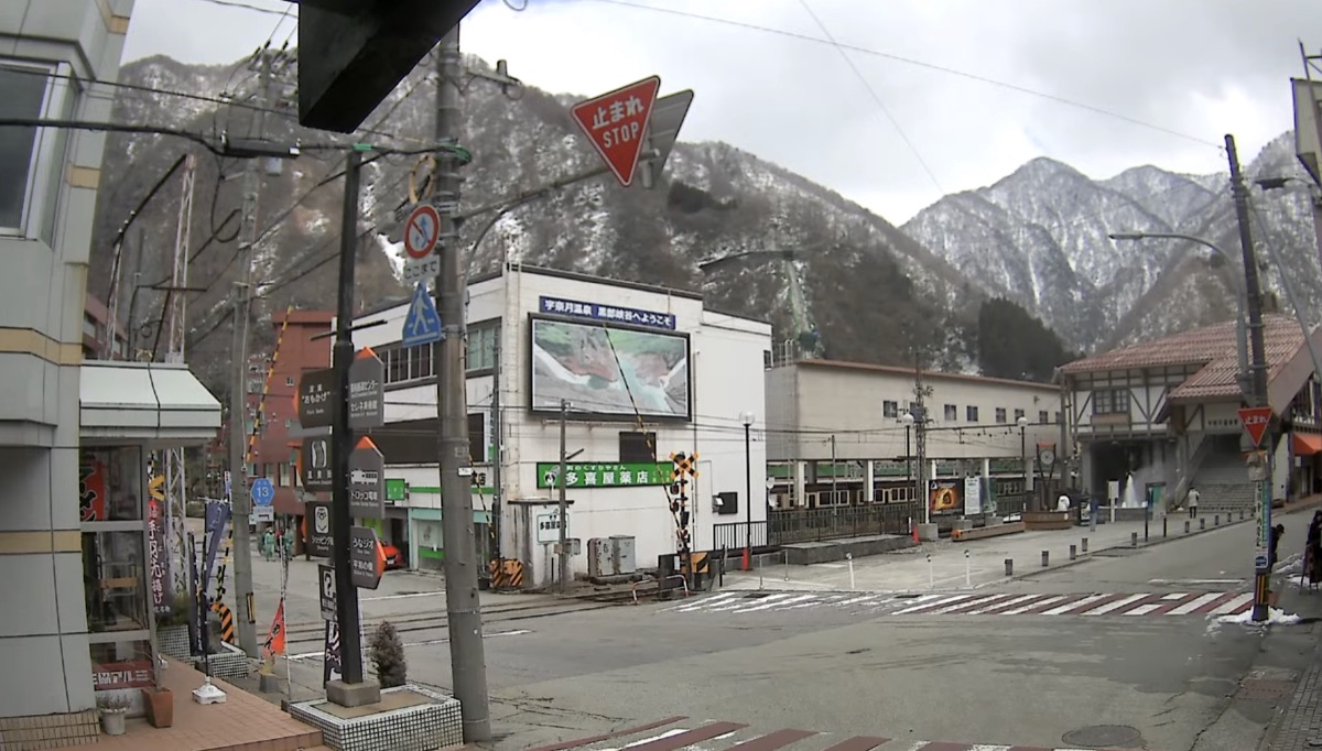 宇奈月温泉駅・温泉噴水広場・踏切前交差点 ライブカメラ/富山県黒部市