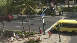 ワイキキ・ショッピング・プラザ前の道路ライブカメラ/ハワイ